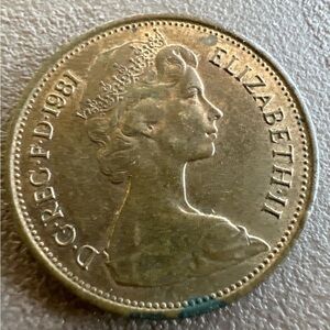Elegant Gold-Toned Coin Featuring Queen Elizabeth II